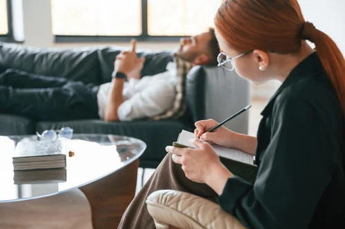 врач оказывает психологическую помощь